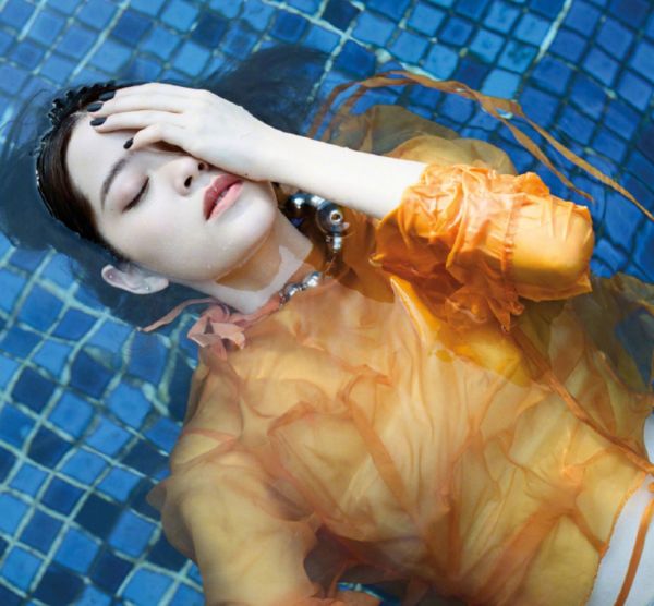 欧阳娜娜上演“湿身诱惑”？穿薄纱衣下水时连内搭都看得清楚