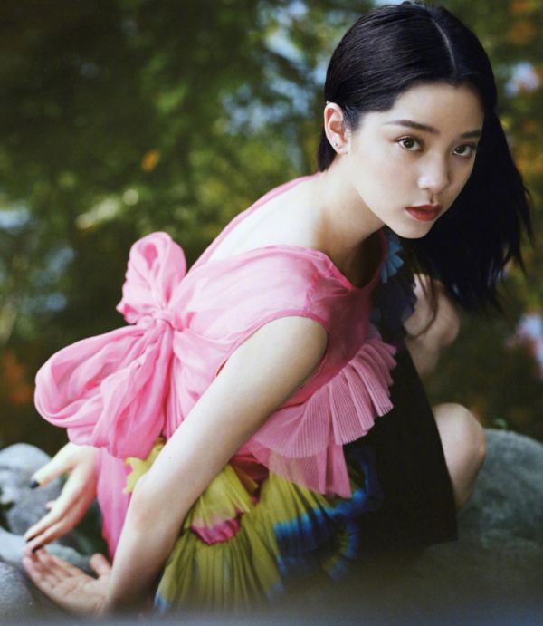 欧阳娜娜上演“湿身诱惑”?穿薄纱衣下水时连内搭都看得清楚