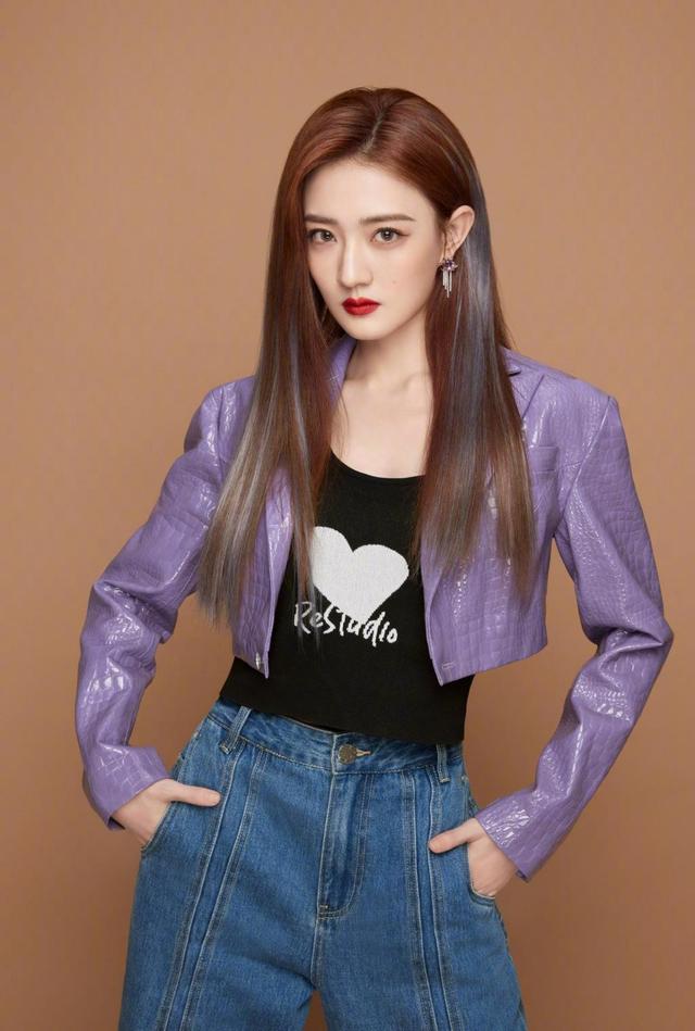 想要清纯又性感怎么穿?让徐璐的最新穿搭告诉你