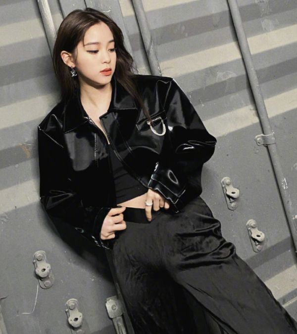 欧阳娜娜上演“湿身诱惑”？穿薄纱衣下水时连内搭都看得清楚