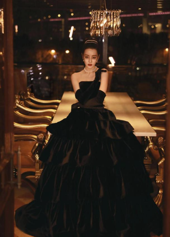 迪丽热巴穿白色镂空裙秀曼妙身姿 这才是真人间尤物！