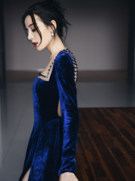 迪丽热巴穿白色镂空裙秀曼妙身姿 这才是真人间尤物！