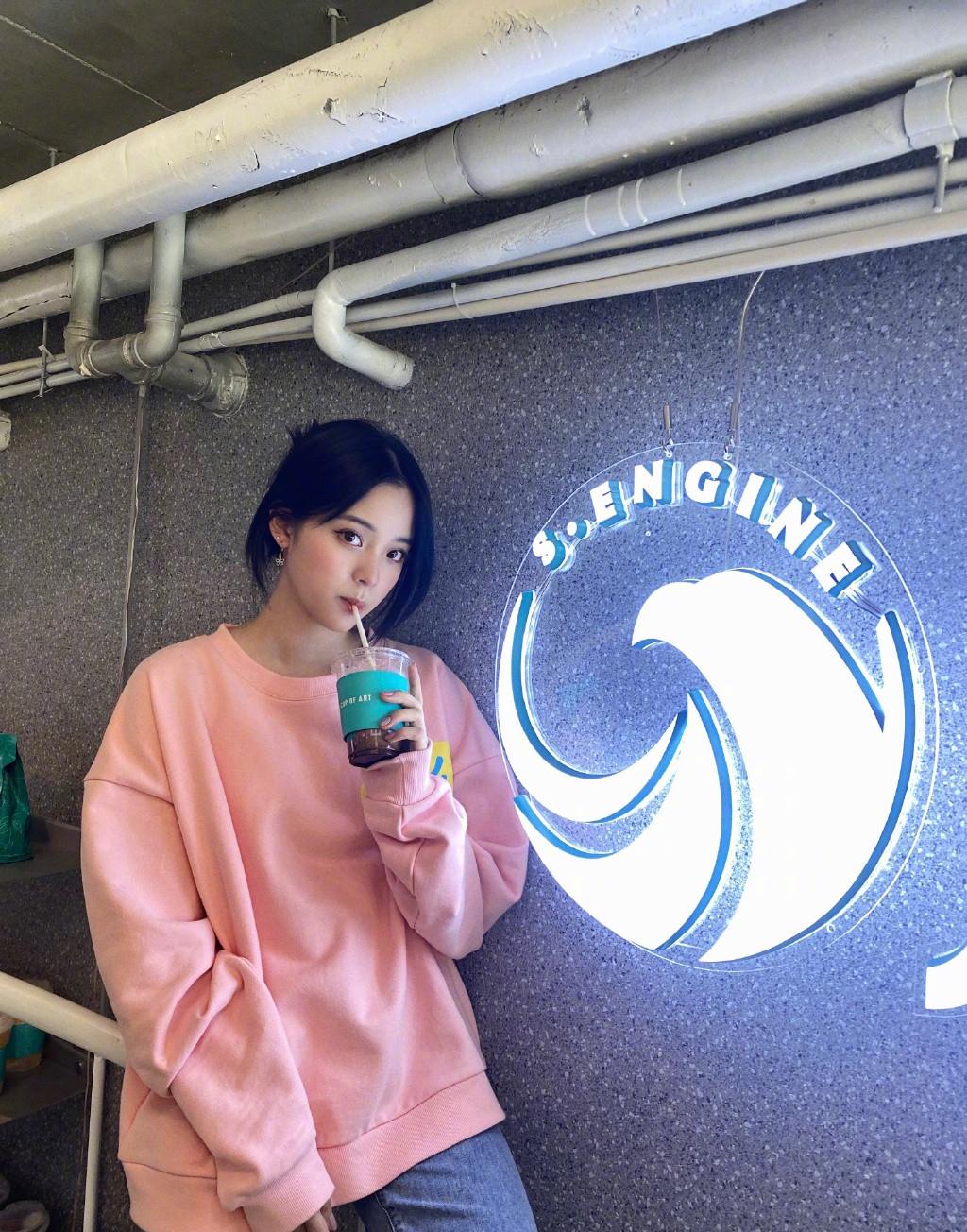 欧阳娜娜咖啡店门口摆拍，穿卫衣直筒裤镜头下像网红