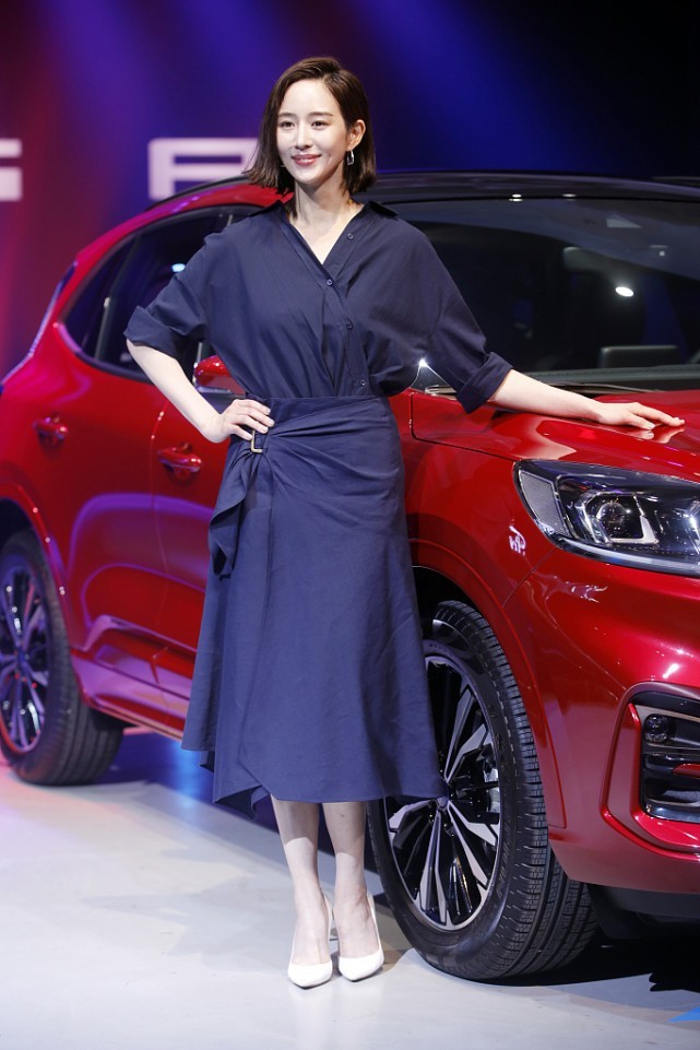 张钧甯穿砍袖款式肌肉线条抢眼，气质干净优雅