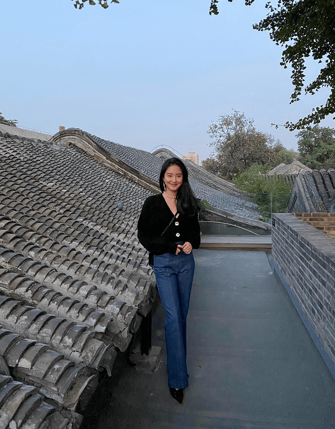 杨采钰的法式风太撩人了,南法衬衫优雅有风情,难掩阔太气质!