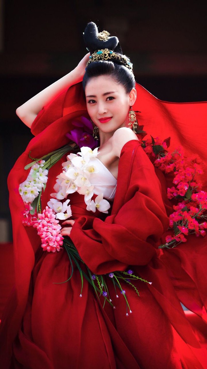 张天爱出席活动镂空裙爆火,身材气质俱佳,红毯女王何时再翻红?