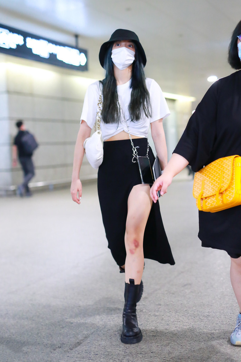 程潇机场街拍：穿露腰T太撩人，是多少男生的理想女神啊