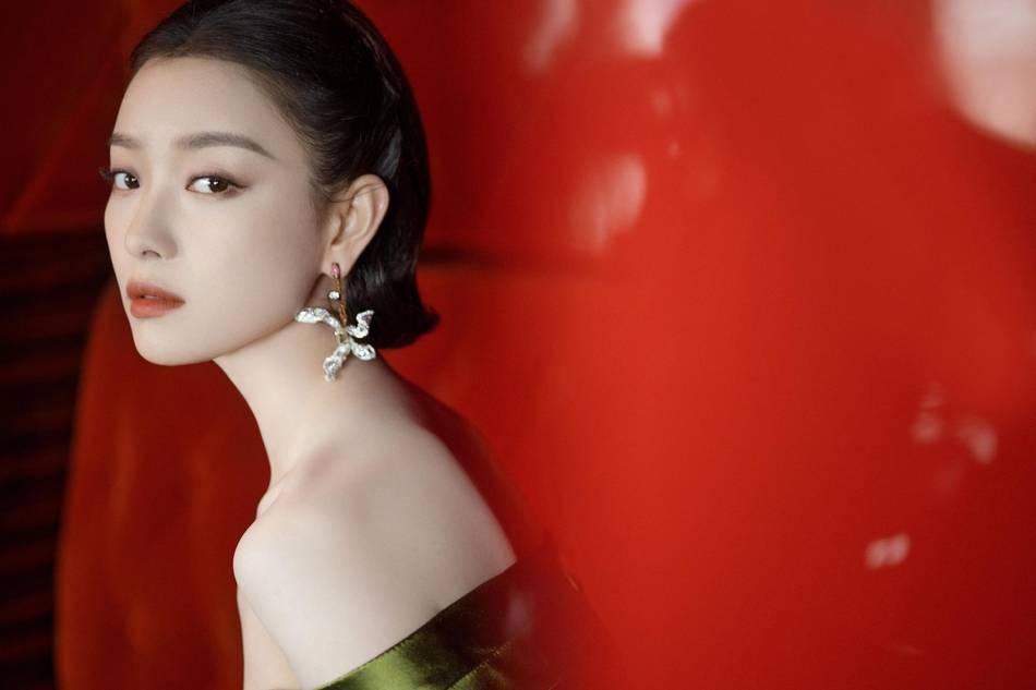 倪妮穿绿色复古花萼裙秀身材 戴兰花耳环清雅别致