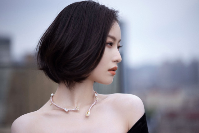 黑丝绒礼服怎么穿 倪妮用黑丝绒礼服展现婀娜身姿美如黑天鹅！