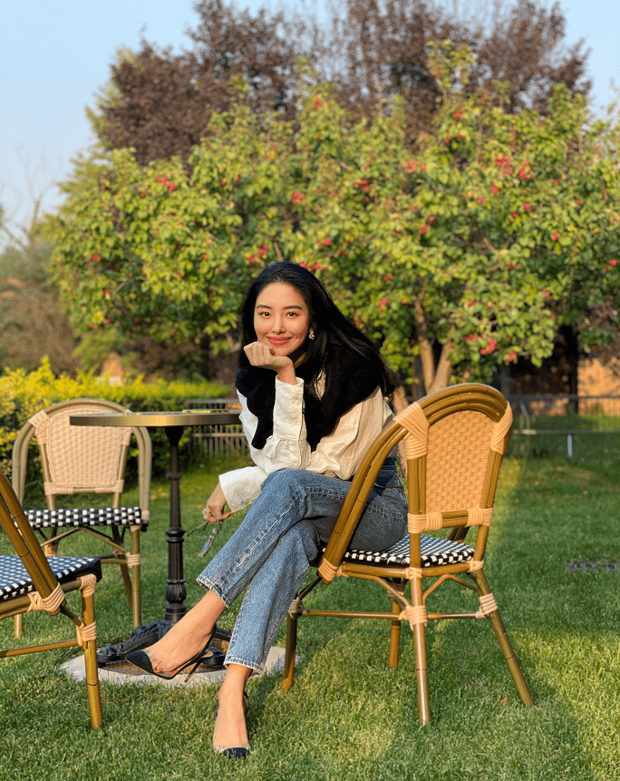 杨采钰的法式风太撩人了,南法衬衫优雅有风情,难掩阔太气质!