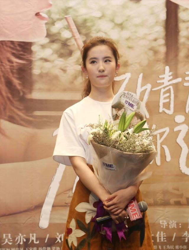 刘亦菲穿白色T恤搭配半身裙清纯甜美，随便穿都有气质