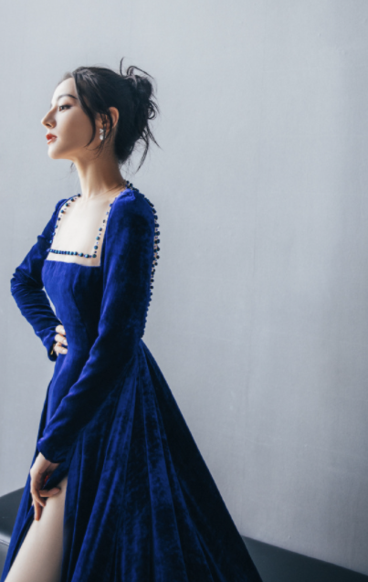 迪丽热巴穿白色镂空裙秀曼妙身姿 这才是真人间尤物！