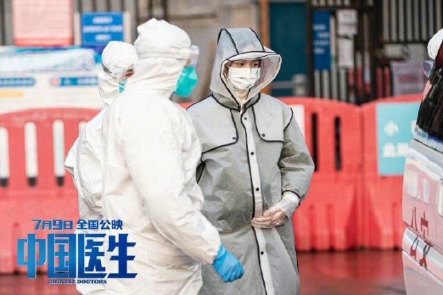 新晋小花周也晒礼服照,穿抹胸小黑裙娇俏可人