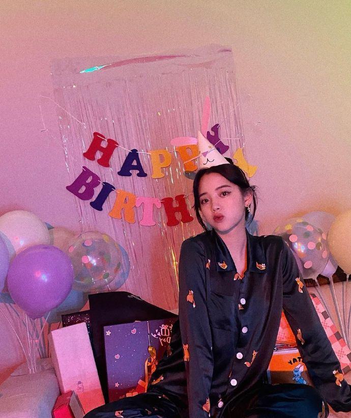 欧阳娜娜咖啡店门口摆拍，穿卫衣直筒裤镜头下像网红