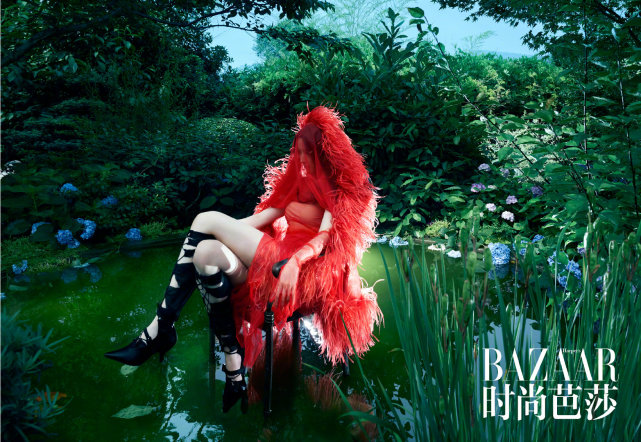 刘亦菲曝初夏丛林大片，85花风格大胆，侧颜杀可比肩杨幂