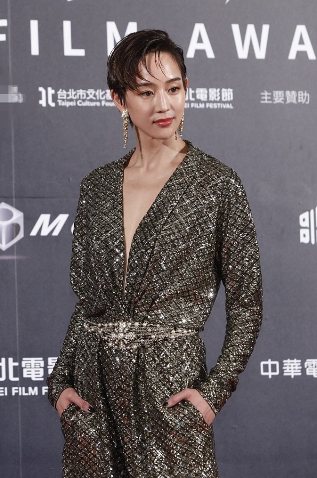 张钧甯穿砍袖款式肌肉线条抢眼，气质干净优雅