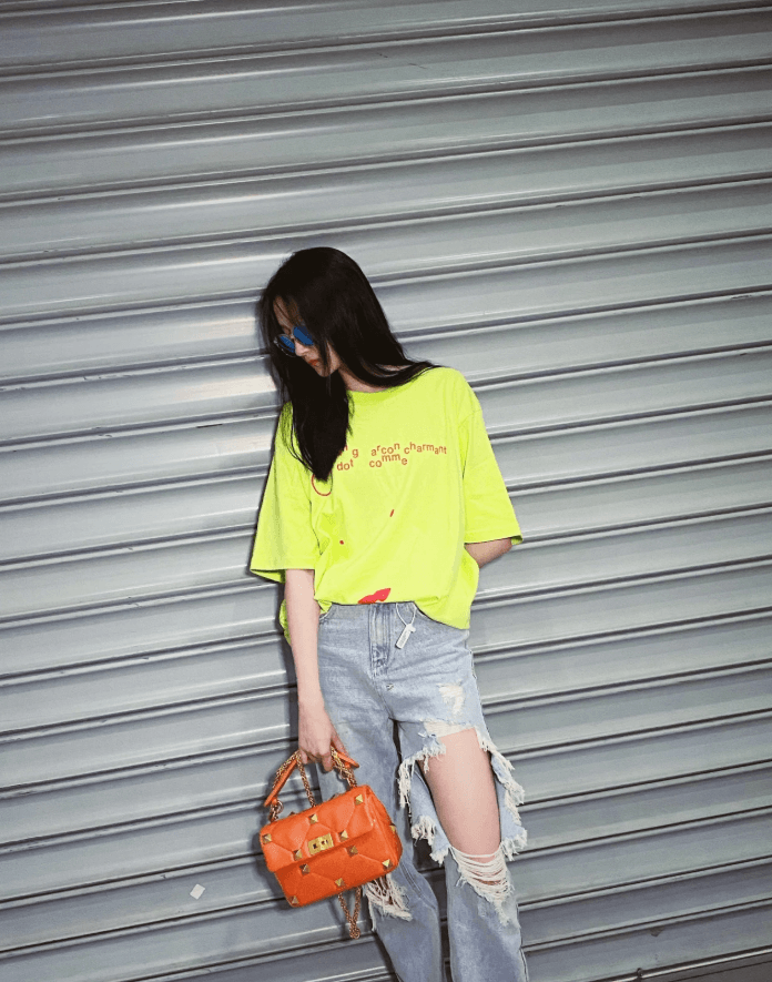 腿长就是任性！看到关晓彤裤子上的破洞，一般人不敢模仿