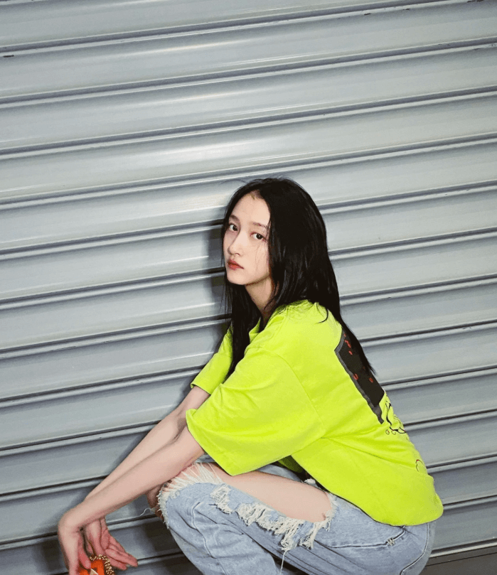 腿长就是任性！看到关晓彤裤子上的破洞，一般人不敢模仿