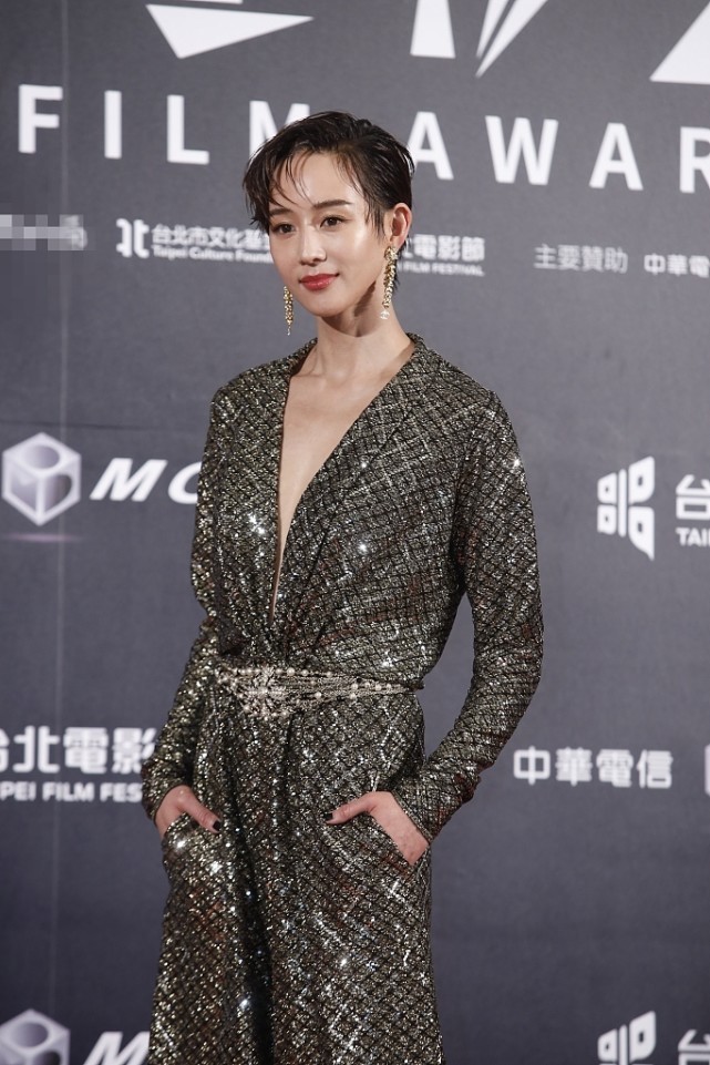 张钧甯穿砍袖款式肌肉线条抢眼，气质干净优雅