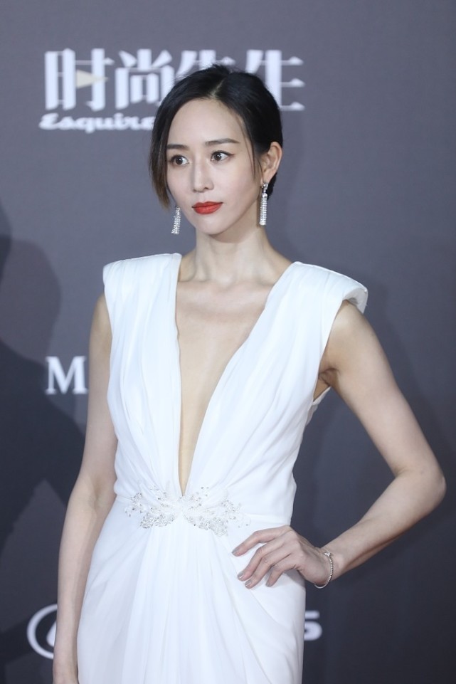 张钧甯穿砍袖款式肌肉线条抢眼，气质干净优雅