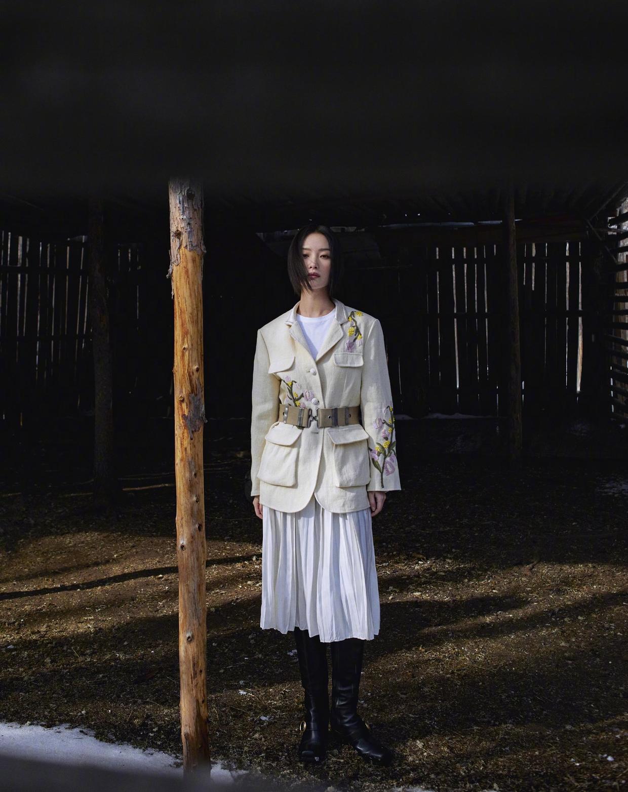 倪妮的身材太迷倒人,黑色鱼尾裙高贵精致,“腰臀比”太性感