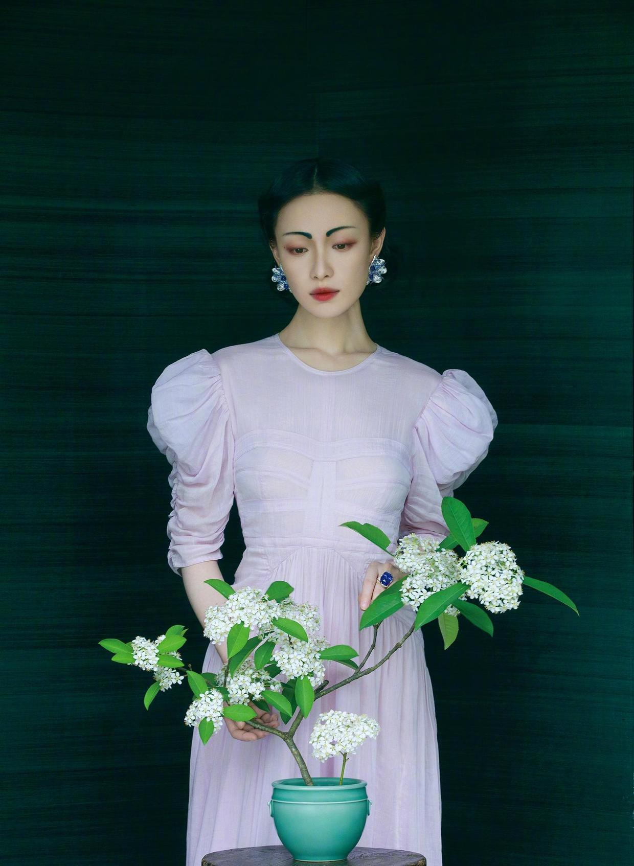 倪妮的身材太迷倒人,黑色鱼尾裙高贵精致,“腰臀比”太性感