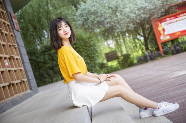 黄色衣服怎么穿好看 黄色衣服的穿搭技巧