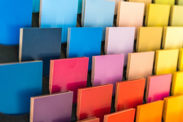 口红怎么和衣服颜色搭配 暖色系口红和衣服的搭配方法