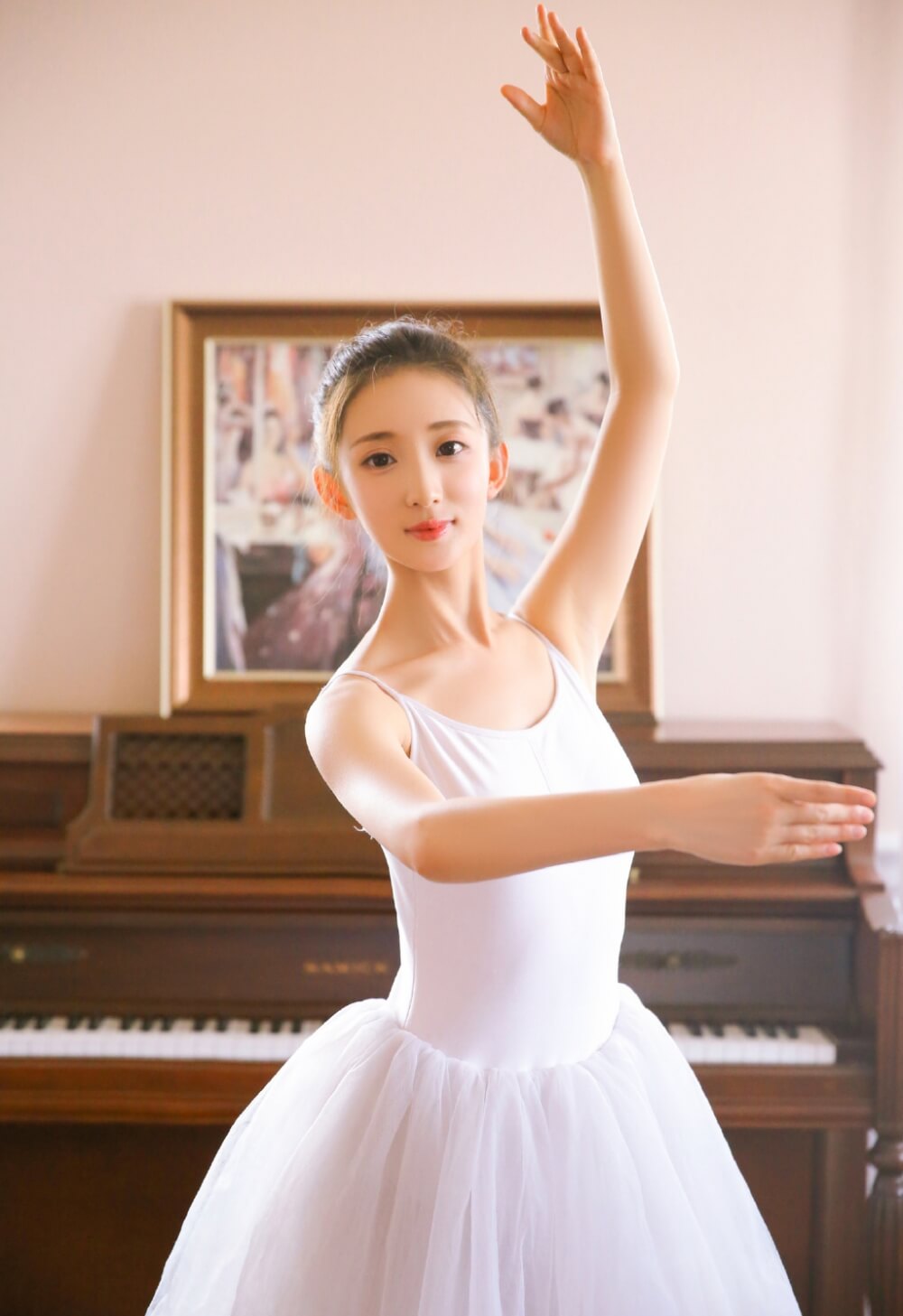 单纯干净的佛系少女气质出众户外写真图片