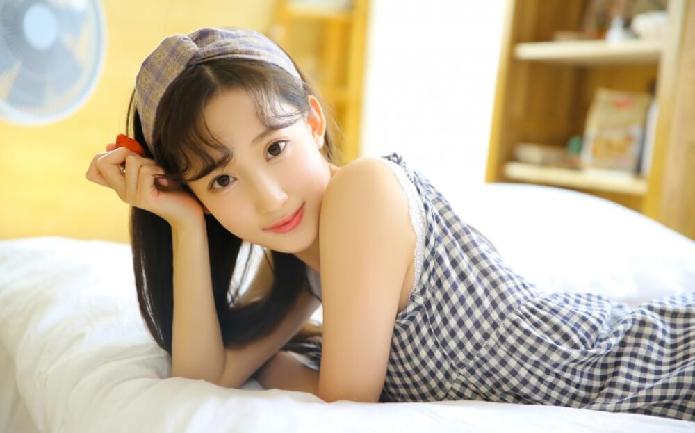 单纯干净的佛系少女气质出众户外写真图片