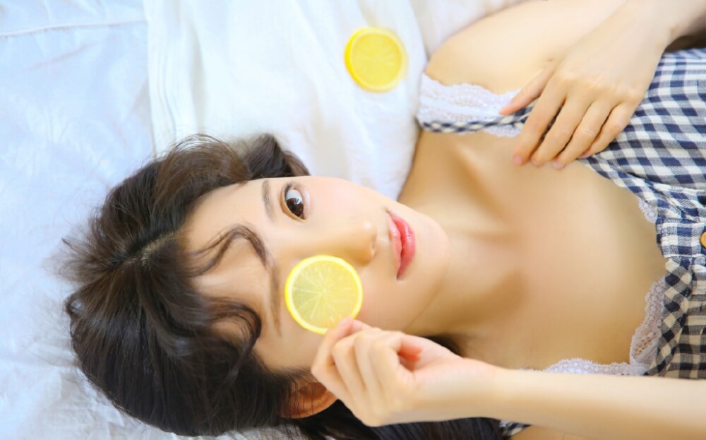 单纯干净的佛系少女气质出众户外写真图片