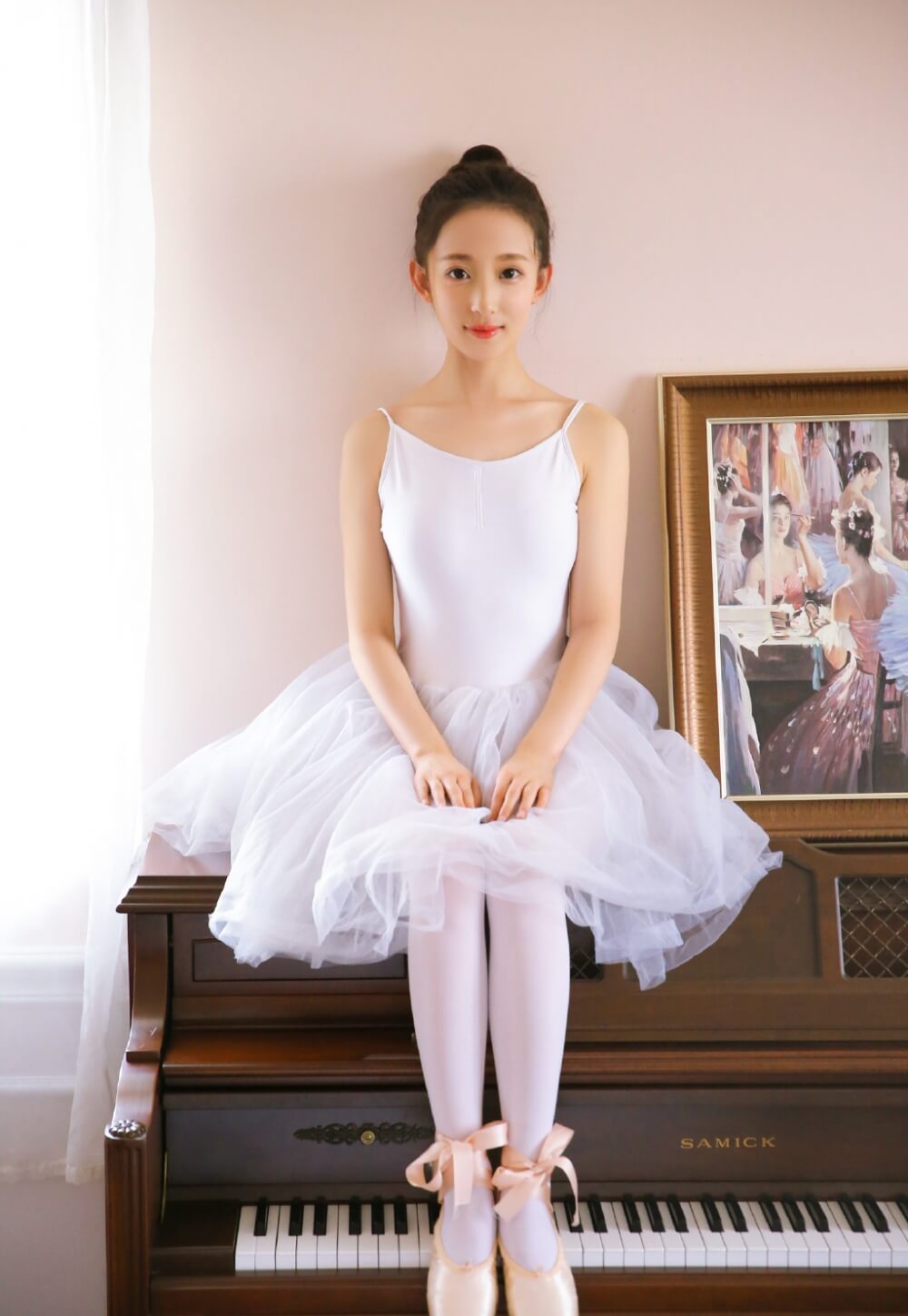 单纯干净的佛系少女气质出众户外写真图片