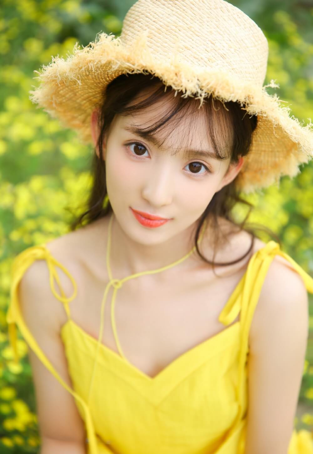 单纯干净的佛系少女气质出众户外写真图片