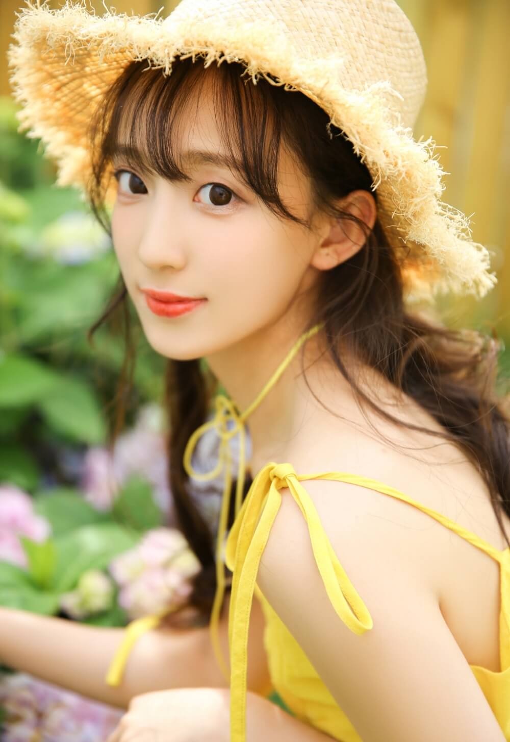 单纯干净的佛系少女气质出众户外写真图片