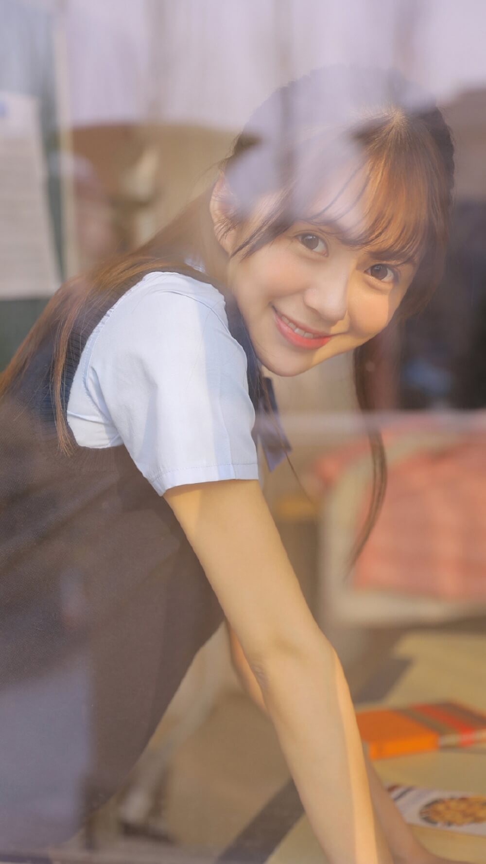 极具灵气小姑娘JK短裙隔着玻璃清纯艺术图片