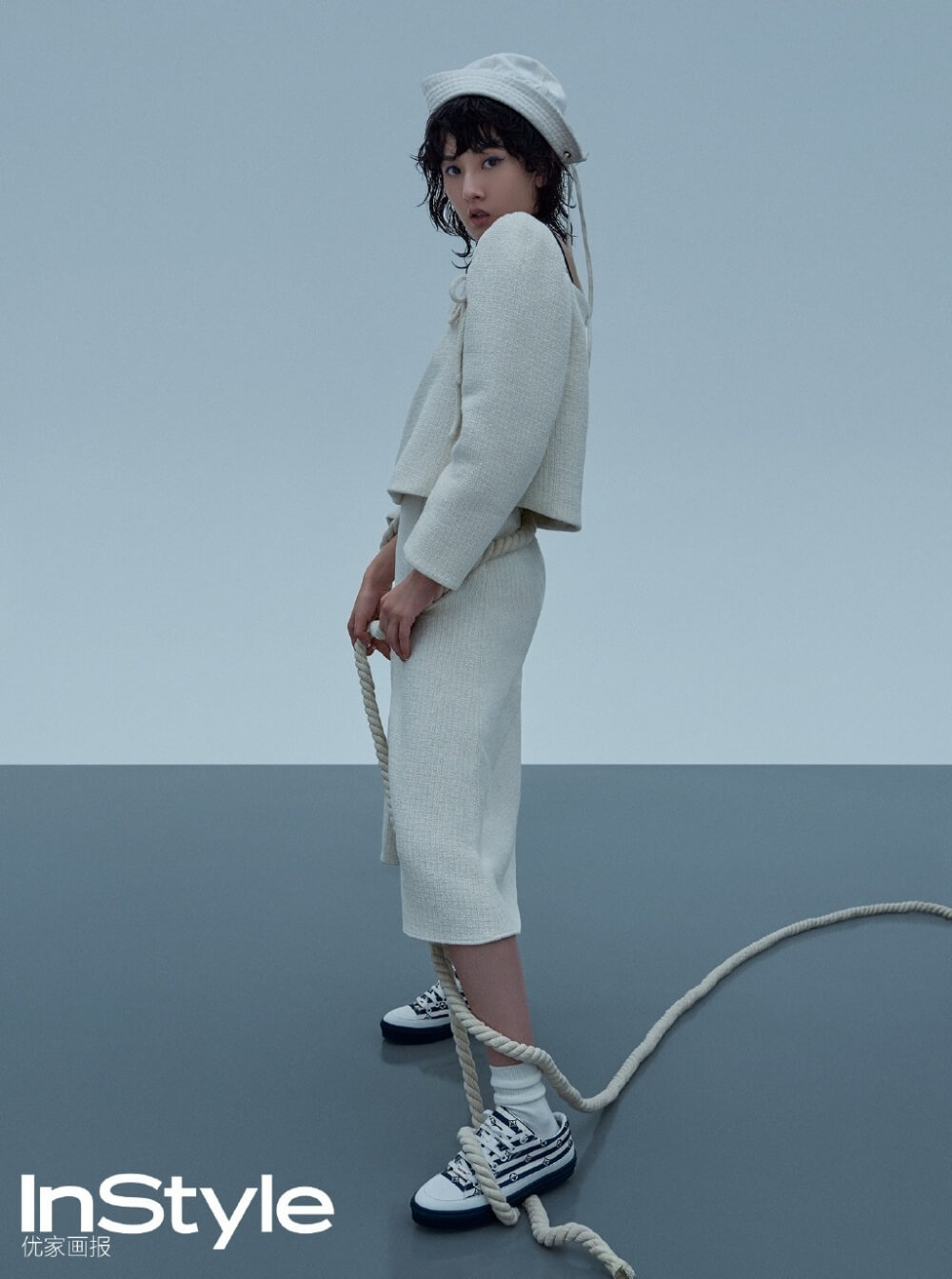 短发少女宋祖儿蓝色眼妆魅惑写真图片