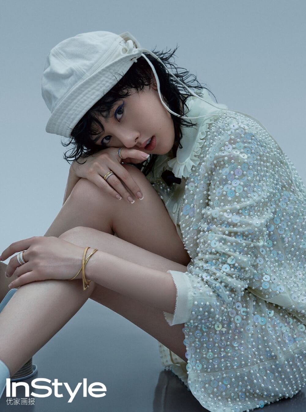 短发少女宋祖儿蓝色眼妆魅惑写真图片