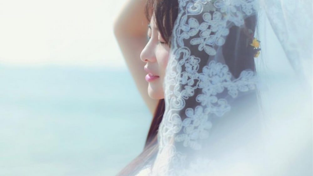 穿白裙的少女清纯风海边写真图片