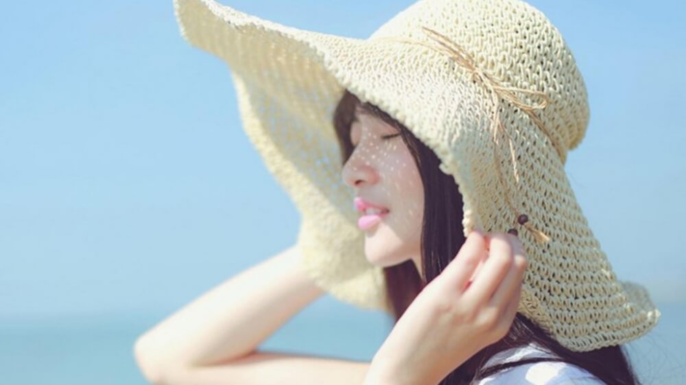 穿白裙的少女清纯风海边写真图片