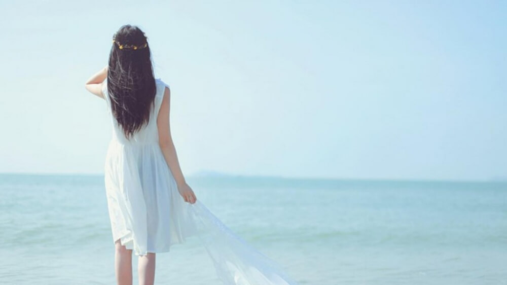 穿白裙的少女清纯风海边写真图片