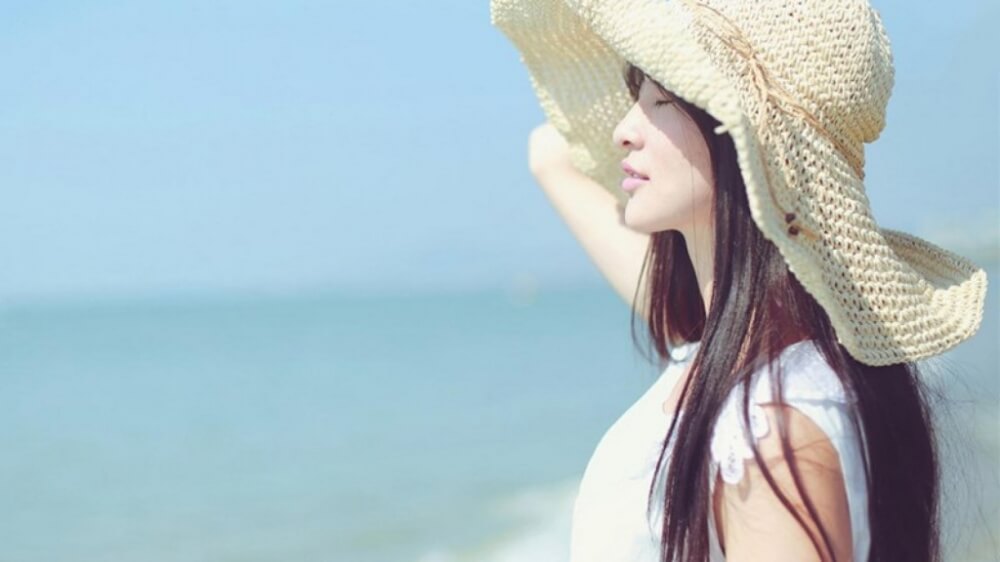 穿白裙的少女清纯风海边写真图片