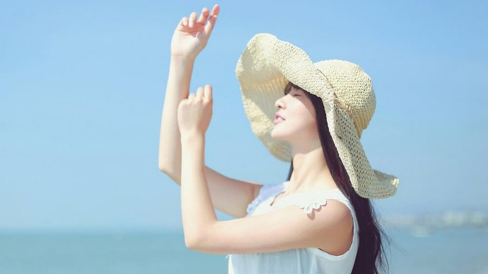 穿白裙的少女清纯风海边写真图片