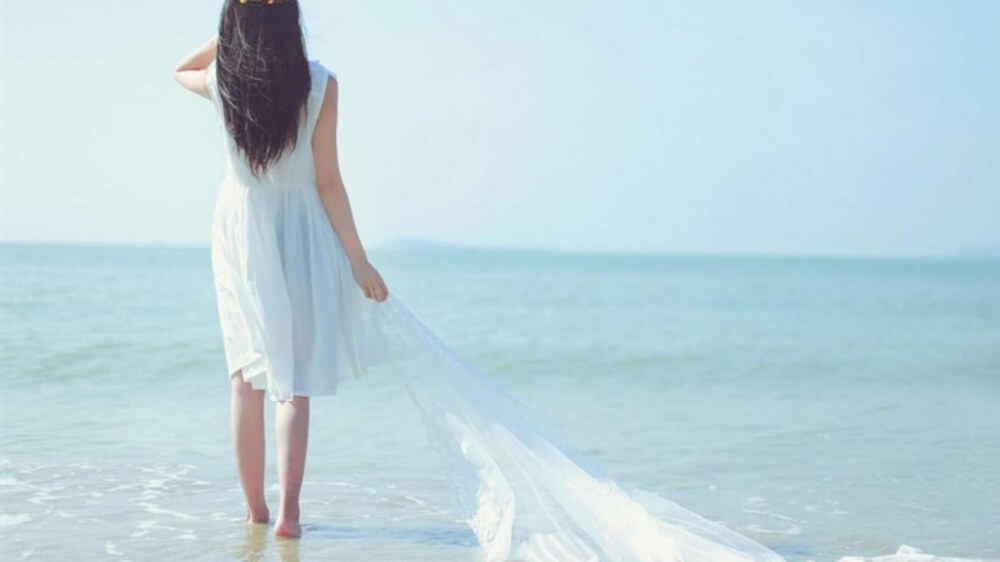 穿白裙的少女清纯风海边写真图片