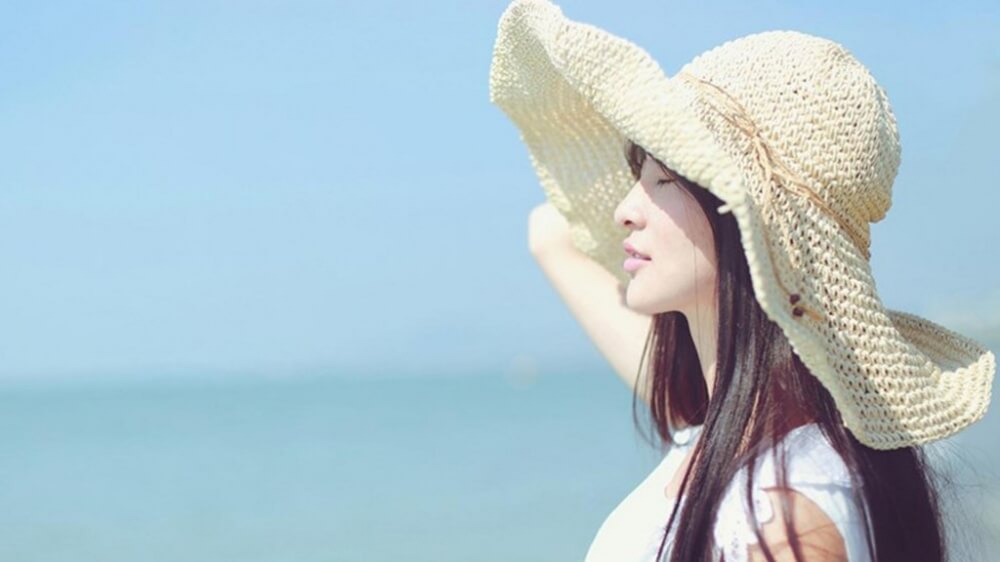 穿白裙的少女清纯风海边写真图片