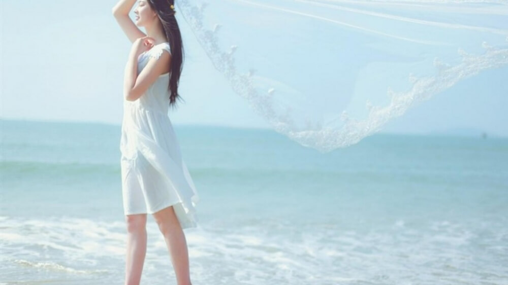 穿白裙的少女清纯风海边写真图片