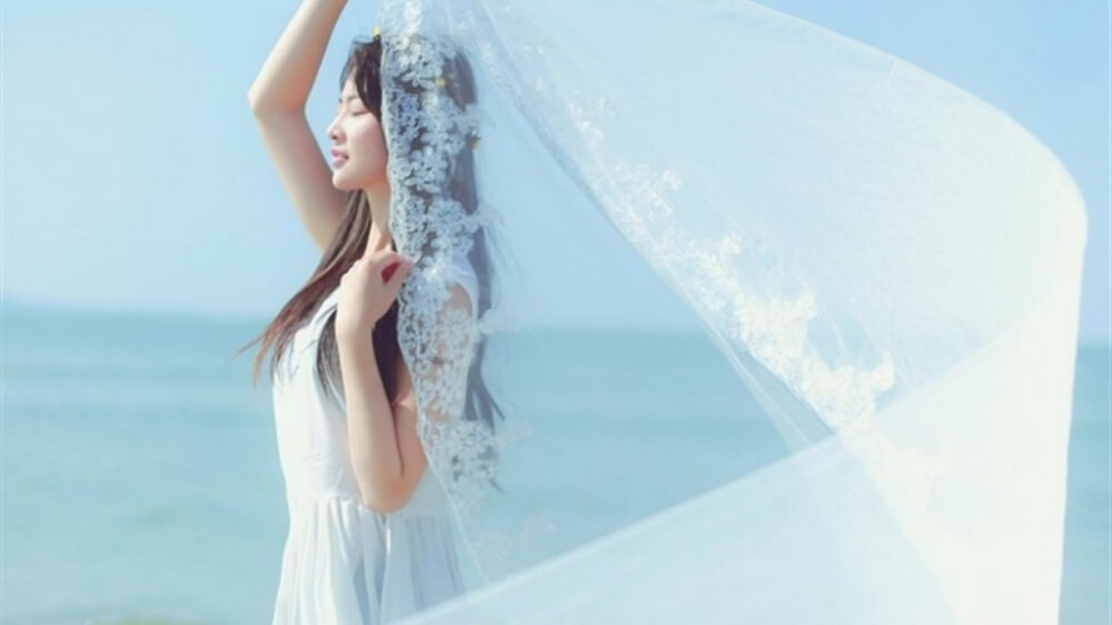 穿白裙的少女清纯风海边写真图片
