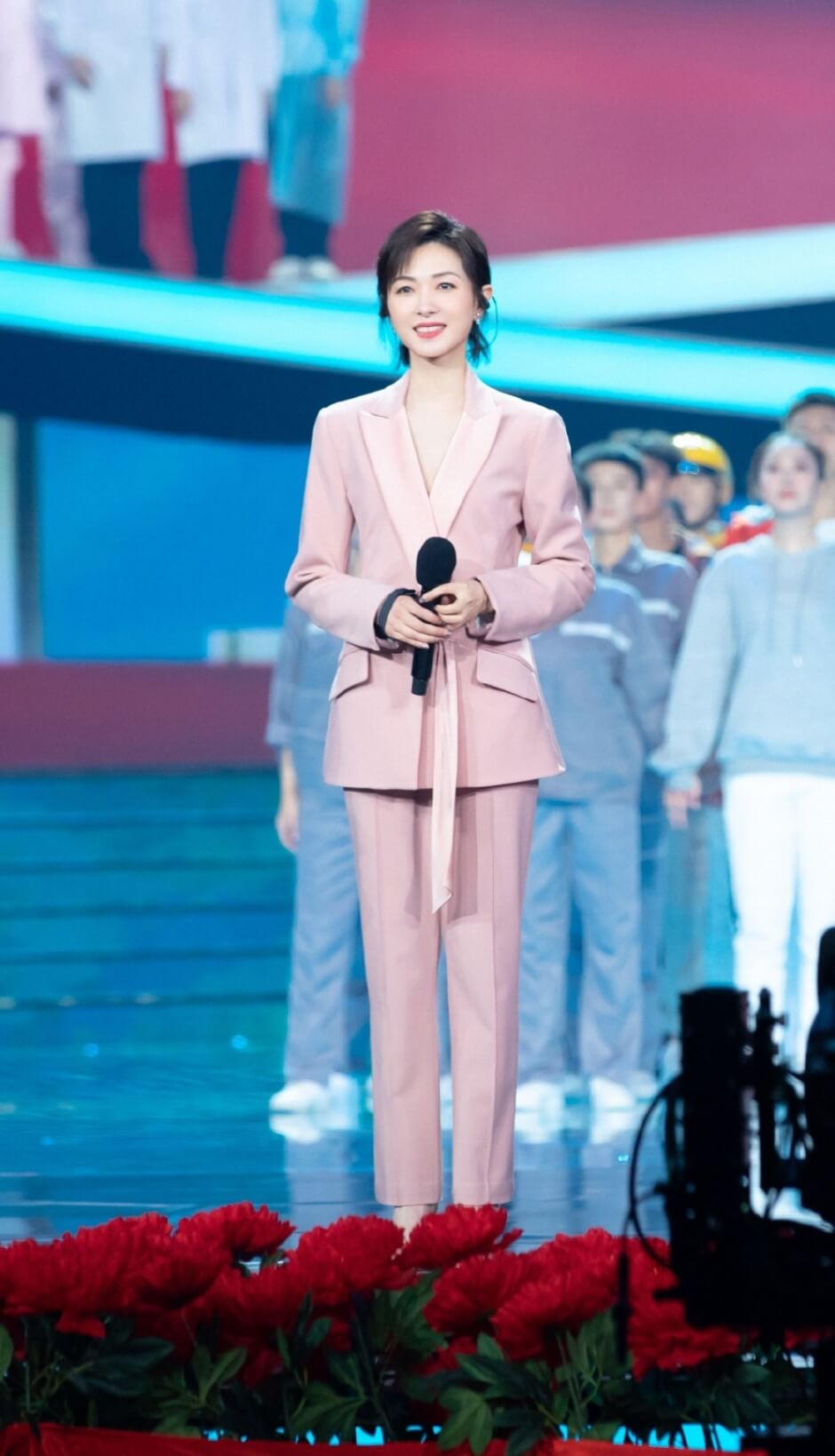 万茜穿粉色西装干练率真靓丽图片写真