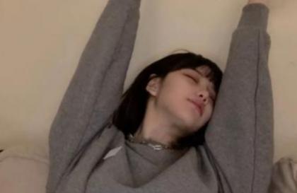 体育老师让女生做深蹲给他看 班长哭着说不想要