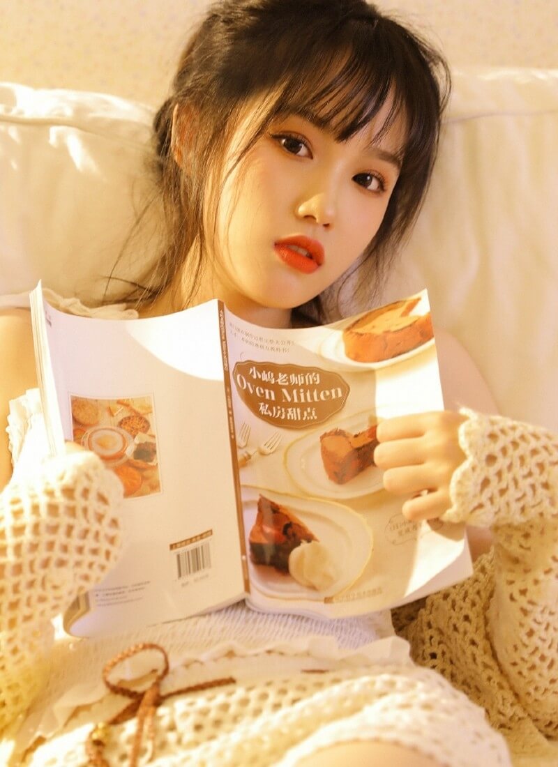 纯欲风漂亮美女白色吊带装性感写真图片