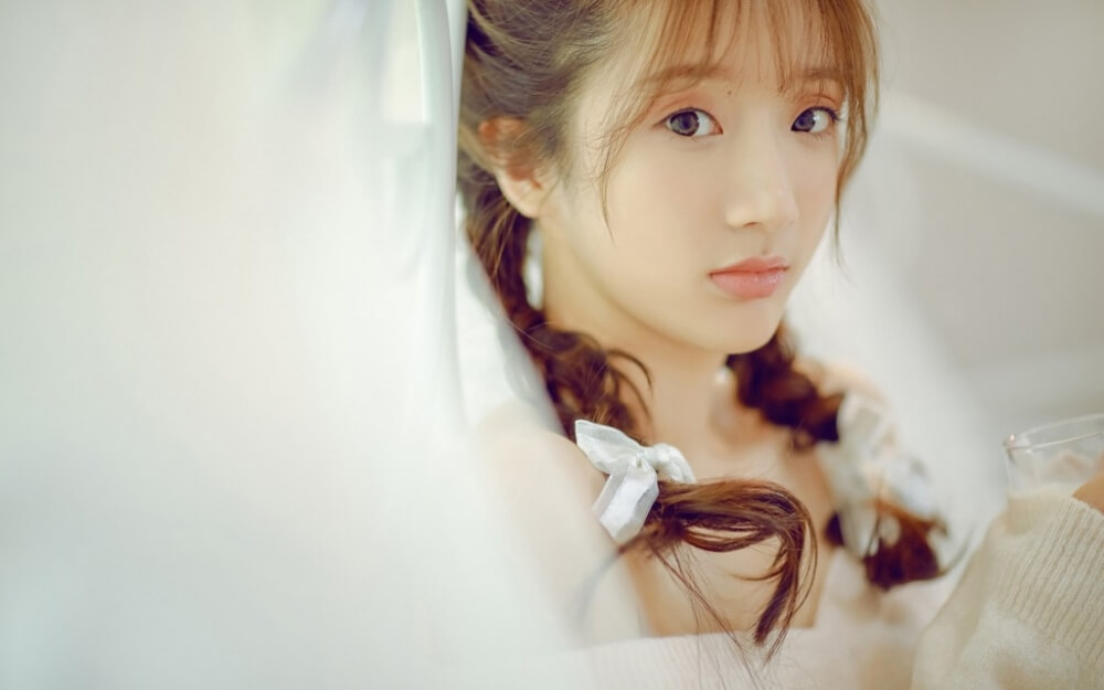 清纯少女穿淡粉色V领毛衣写真图片